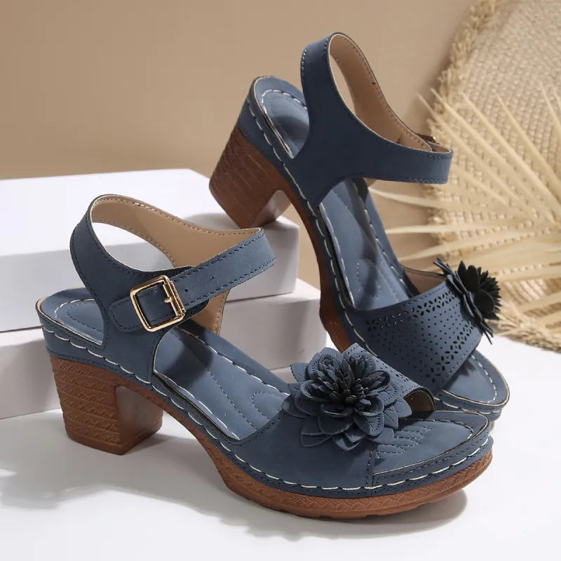 Chunky Heel Sandalen für Damen ⎜ Sommerliche Plattform-Schuhe mit Blumenapplikation