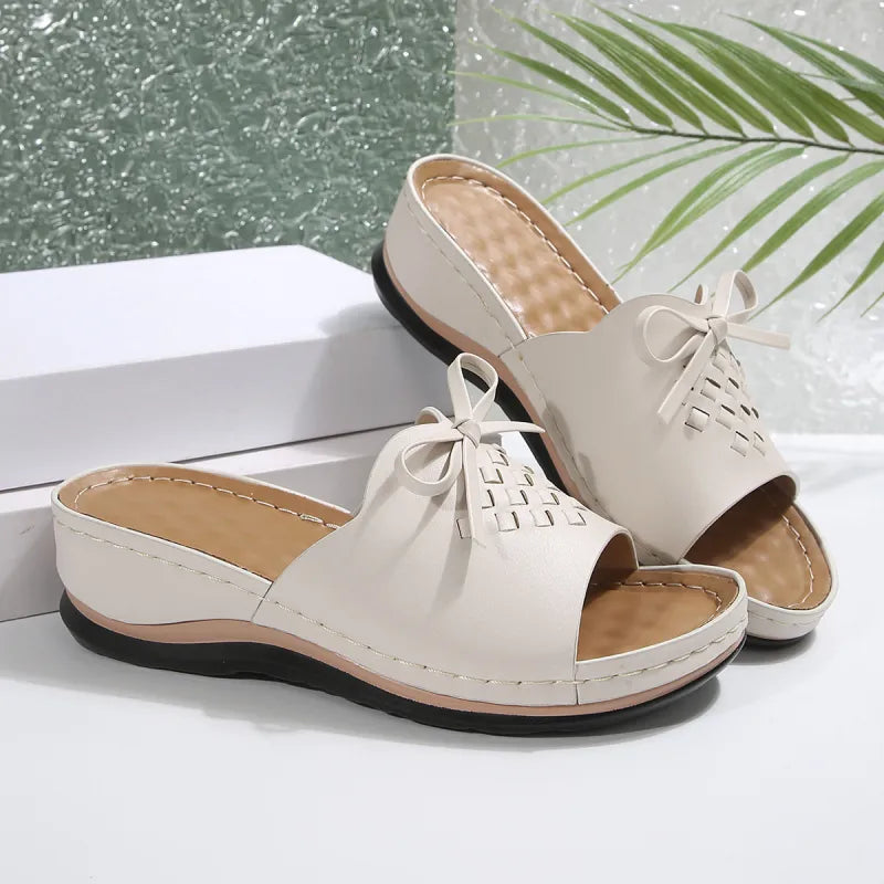 Pantoletten für Damen ⎜ Bequeme Sommerschuhe mit Schleife, rutschfester Sohle und gepolstertem Fußbett