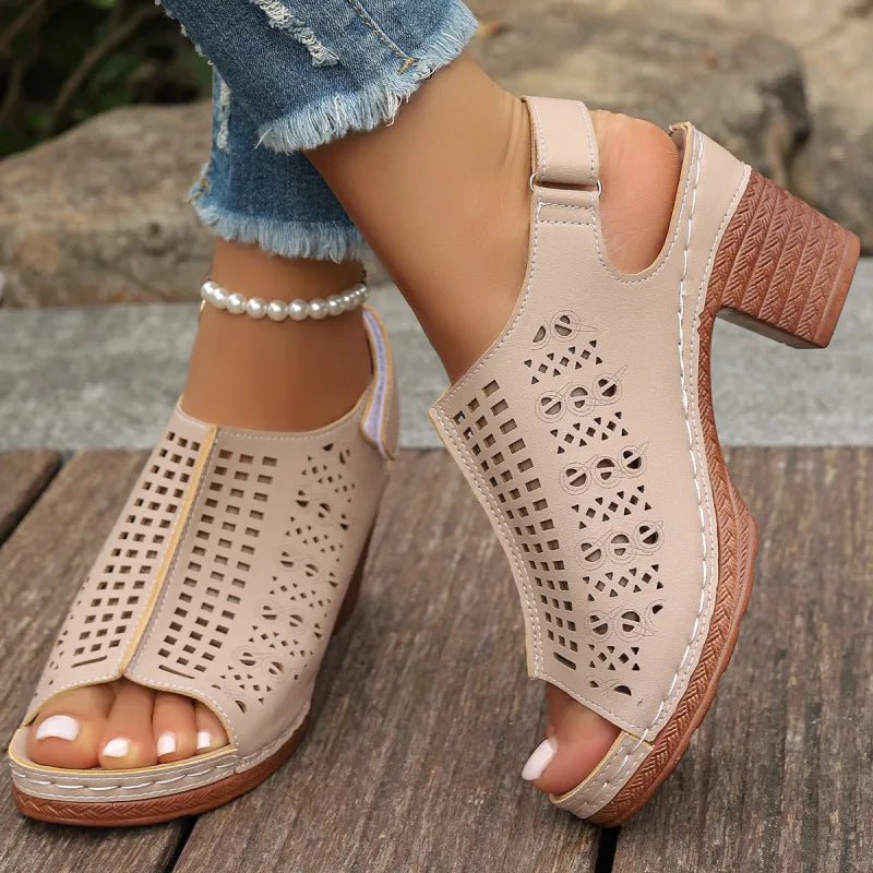 Damen Sandalen mit Blockabsatz ⎜ Bequeme Sommerschuhe im Retro-Stil mit Cut-outs und offener Zehenpartie