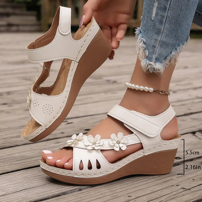 Damen Wedge Sandalen ⎜ Blumen-Design mit verstellbarem Riemen und flacher Sohle für Komfort