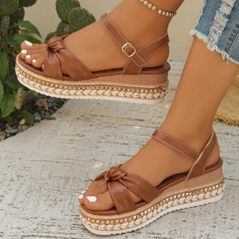 Plateausandalen für Damen ⎜ Sommerliche Schuhe mit Knoten-Design und dekorativer Bastsohle in Komfortweite