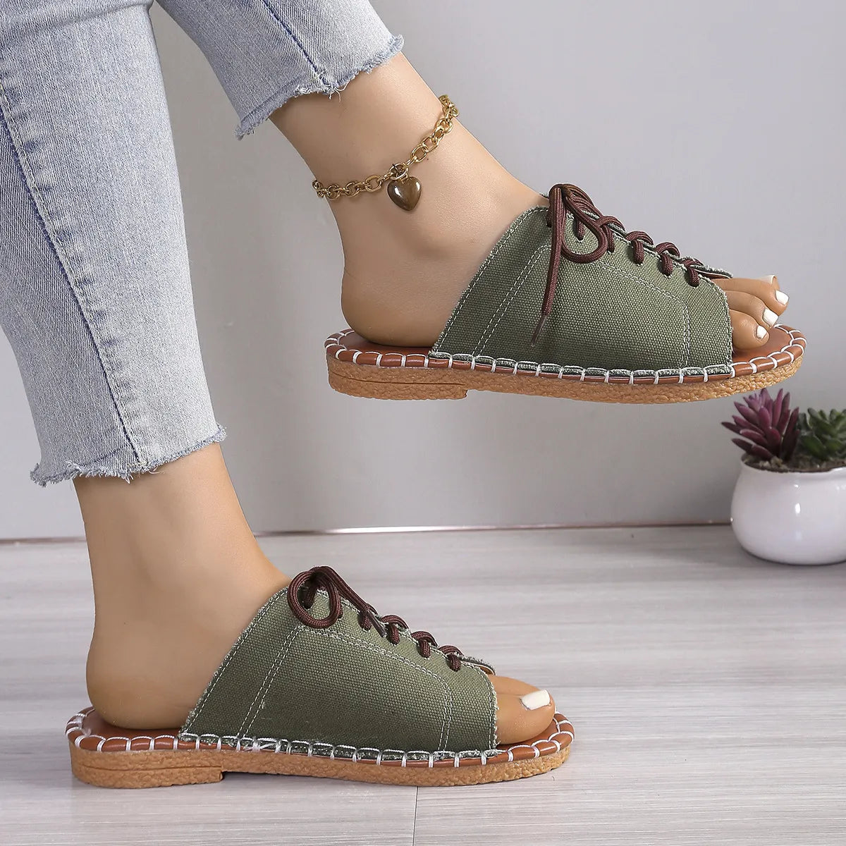 Sommer Slipper für Damen ⎜ Bequeme offene Schuhe mit Denim-Optik und Schnürung für Freizeit und Alltag