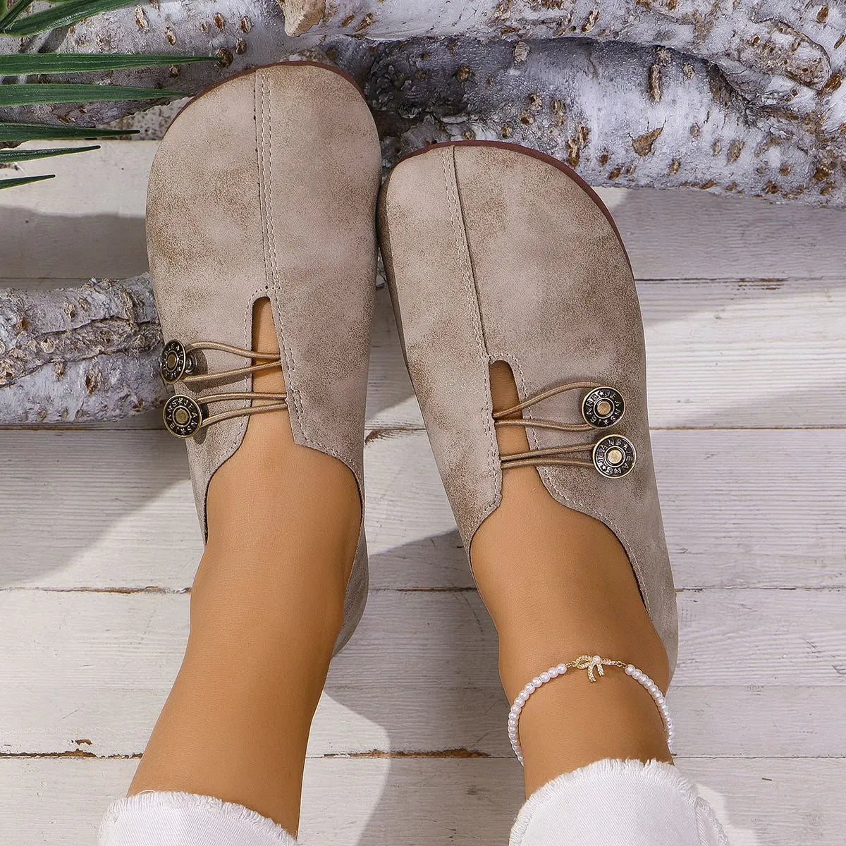 Slipper für Damen ⎜ Bequeme Flats mit Dekorativen Knöpfen und Klassischem Design