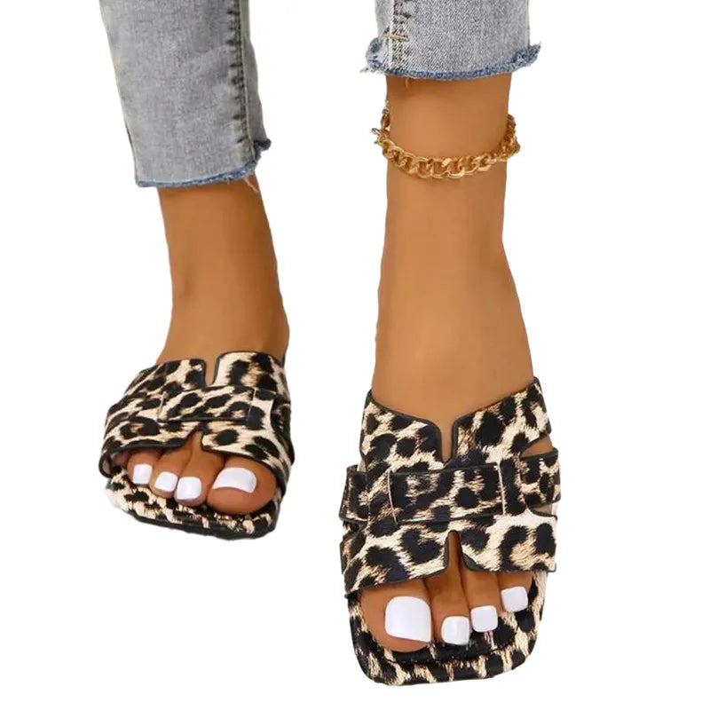 Damen Pantoletten mit Leopardenmuster ⎜ Bequeme Sandalen mit Quadratischer Spitze für Alltag und Große Größen