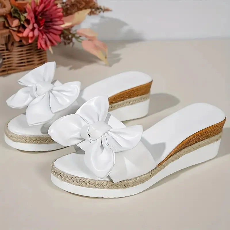 Damen Keilabsatz Slipper ⎜ Bequeme Sommerschuhe mit Schleifendekor und Rutschfester Sohle