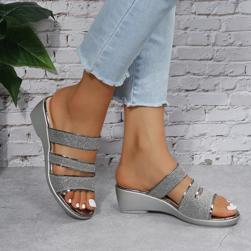 Damen Keilsandalen mit Glitzerriemen ⎜ Elegante Sommerschuhe mit bequemem Absatz und rutschfester Sohle