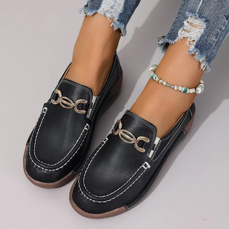 Mokassins für Damen ⎜ Bequeme Slip-On Schuhe mit Metall-Accessoire und klassischem Design