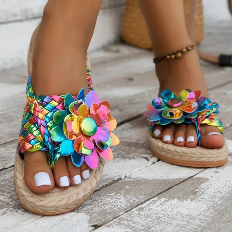 Bunte Damen Flip-Flops ⎜ Komfortable Sommerschuhe mit Blumenapplikationen und Geflochtenem Design