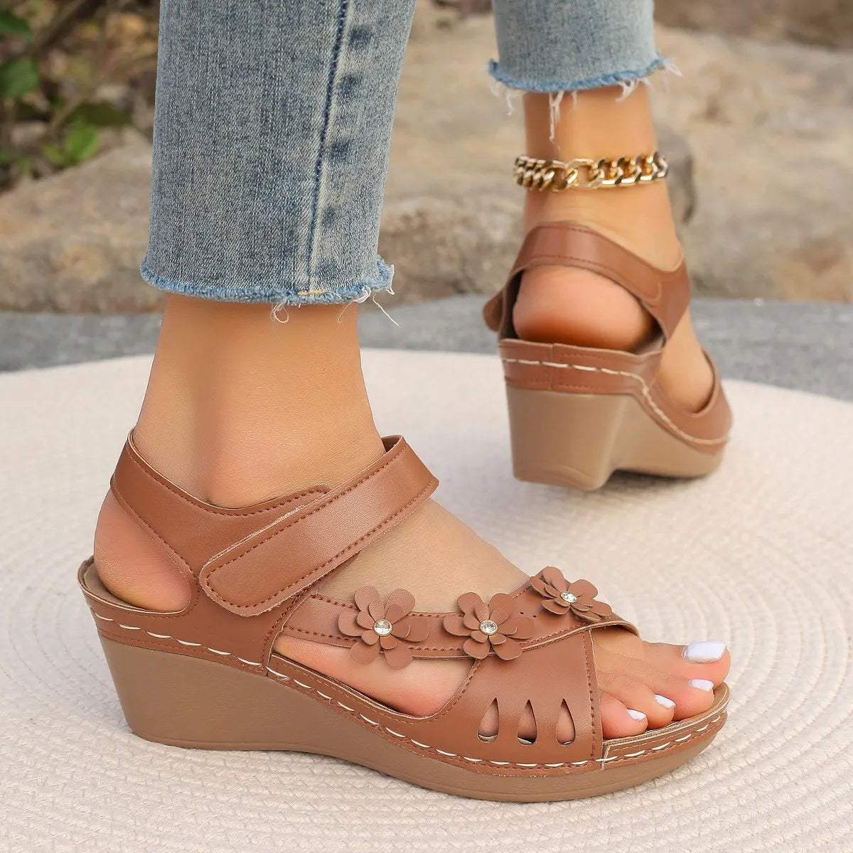 Damen Wedge Sandalen ⎜ Blumen-Design mit verstellbarem Riemen und flacher Sohle für Komfort