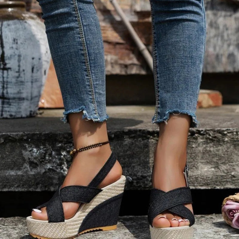 Damen Plateau Keilsandalen mit Riemen ⎜ Bequeme Sommerschuhe in Jeansoptik für Alltag und Freizeit