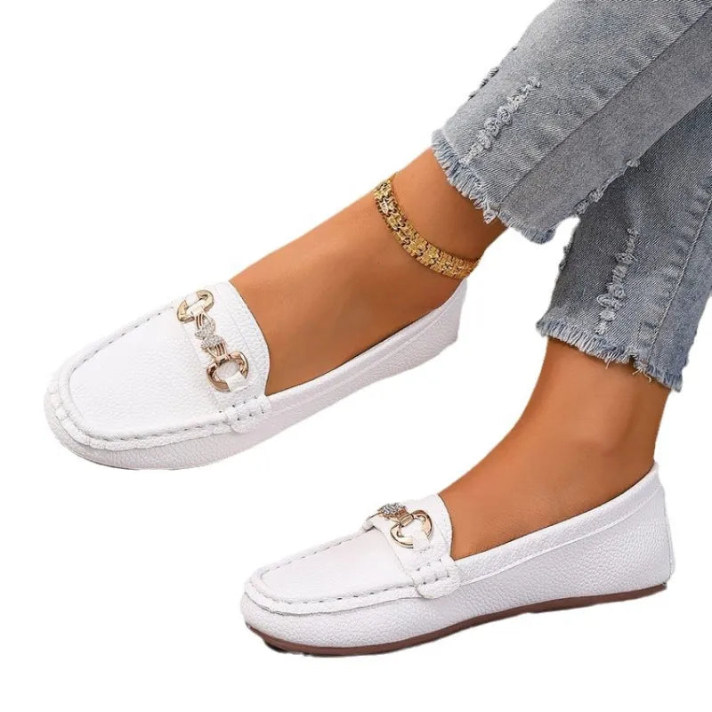 Mokassins für Damen ⎜ Bequeme Flats aus Leder mit Ketten-Detail und eleganter Slip-on Form