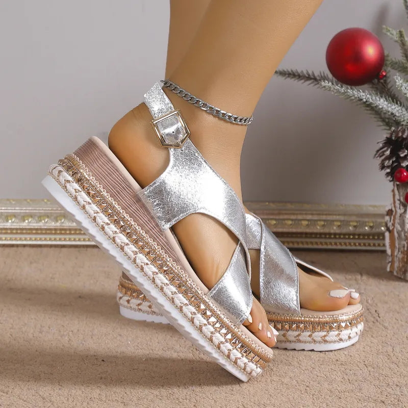 Plateausandalen für Damen ⎜ Glänzende Sommerschuhe mit Kreuzriemen und geflochtener Bastsohle in Komfortweite