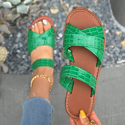 Bequeme Sandalen mit Kreuzriemen ⎜ Flache Slip-ons in verschiedenen Farben für entspannten Tragekomfort