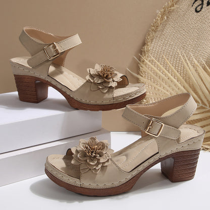 Chunky Heel Sandalen für Damen ⎜ Sommerliche Plattform-Schuhe mit Blumenapplikation