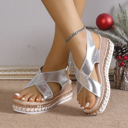Plateausandalen für Damen ⎜ Glänzende Sommerschuhe mit Kreuzriemen und geflochtener Bastsohle in Komfortweite