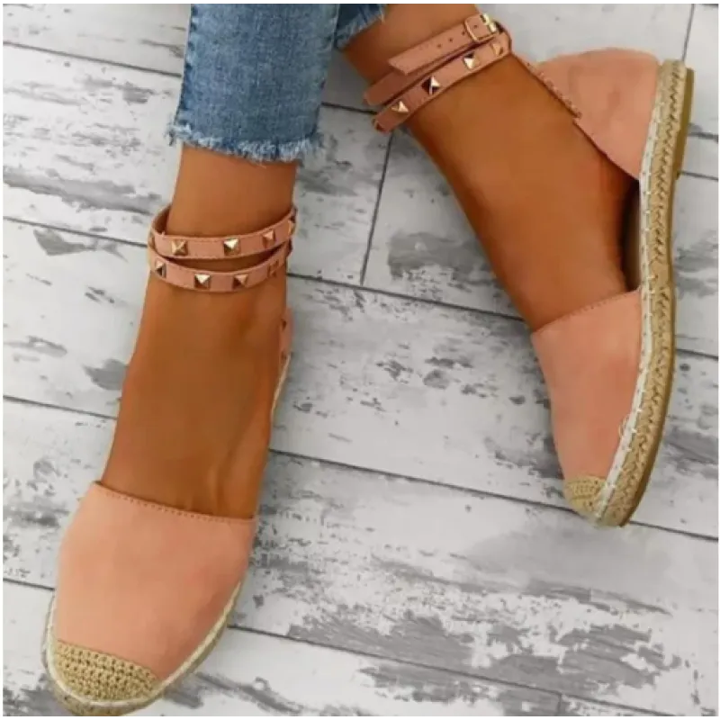 Flache Espadrilles für Damen ⎜ Bequeme Schuhe mit Nietenapplikation und Jutegarn-Sohle für den Sommer