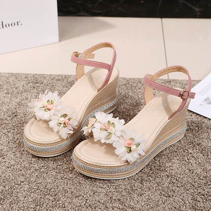 Damen Keilsandaletten Sommer ⎜ Bequeme Plateausandalen mit Blumenapplikationen und verstellbarem Knöchelriemen