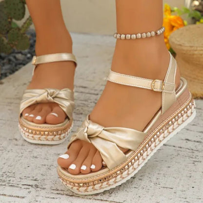 Plateausandalen für Damen ⎜ Sommerliche Schuhe mit Knoten-Design und dekorativer Bastsohle in Komfortweite
