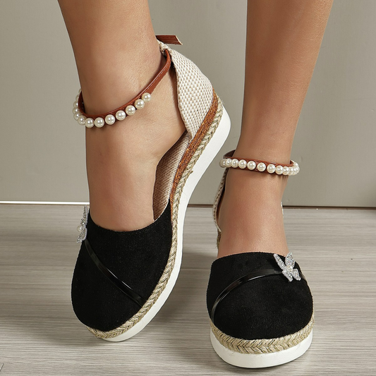 Keilabsatz Sandalen für Damen ⎜ Bequeme Sommerschuhe mit Perlenriemen und geflochtener Sohle