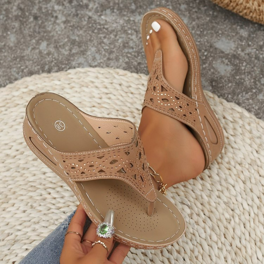 Damen Plateau Zehentrenner ⎜ Bequeme Sommer Flip-Flops mit Keilsohle und Strass für Strand und Freizeit