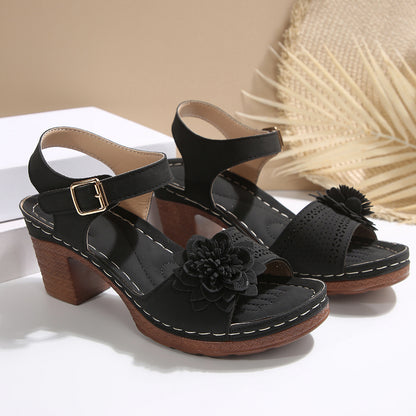 Chunky Heel Sandalen für Damen ⎜ Sommerliche Plattform-Schuhe mit Blumenapplikation