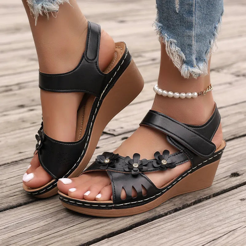Damen Wedge Sandalen ⎜ Blumen-Design mit verstellbarem Riemen und flacher Sohle für Komfort