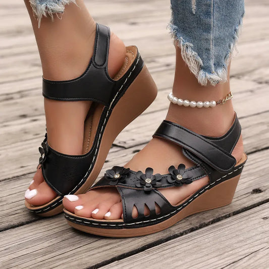 Damen Wedge Sandalen ⎜ Blumen-Design mit verstellbarem Riemen und flacher Sohle für Komfort
