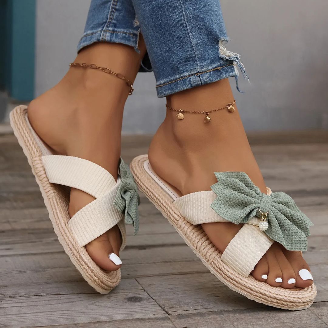 Damen Sommer Pantoletten ⎜ Bequeme Flache Slipper mit Schleife und Rutschfester Bastsohle