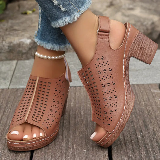 Damen Sandalen mit Blockabsatz ⎜ Bequeme Sommerschuhe im Retro-Stil mit Cut-outs und offener Zehenpartie