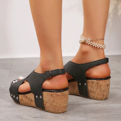 Keilsandaletten Damen Sommer ⎜ Bequeme Plateausandalen mit Riemchen und Nieten für Alltag & Freizeit