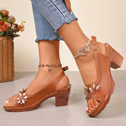 Damen Sommerschuhe mit Absatz ⎜ Bequeme Sandaletten mit Blumenverzierung und verstellbarem Fersenriemen