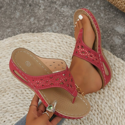 Damen Plateau Zehentrenner ⎜ Bequeme Sommer Flip-Flops mit Keilsohle und Strass für Strand und Freizeit