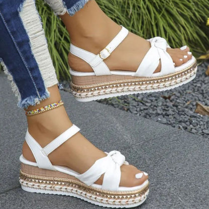 Plateausandalen für Damen ⎜ Sommerliche Schuhe mit Knoten-Design und dekorativer Bastsohle in Komfortweite