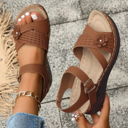 Damen Plateau Sandalen mit Blumen ⎜ Bequeme Schuhe mit verstellbarem Riemen und modischem Design