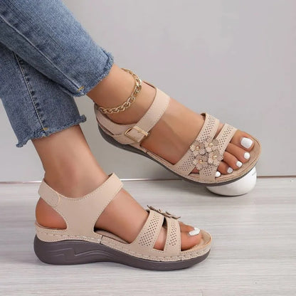 Keilsandalen für Damen ⎜ Bequeme Sommerschuhe mit Blumenapplikation und Rutschfester Sohle für Alltag