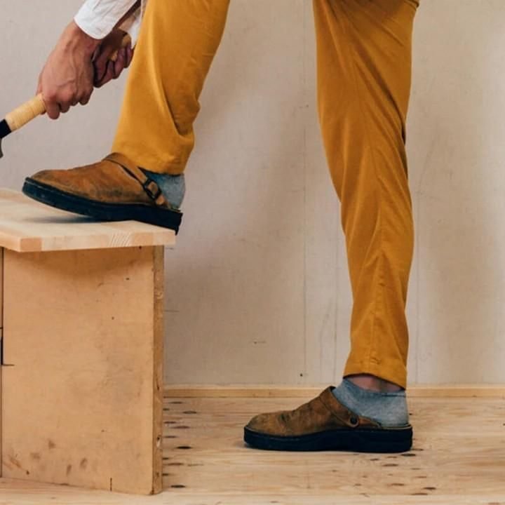 Herren Halbschuhe mit Riemen ⎜ Bequeme Clogs aus Leder mit verstellbarem Riemen und rutschfester Sohle