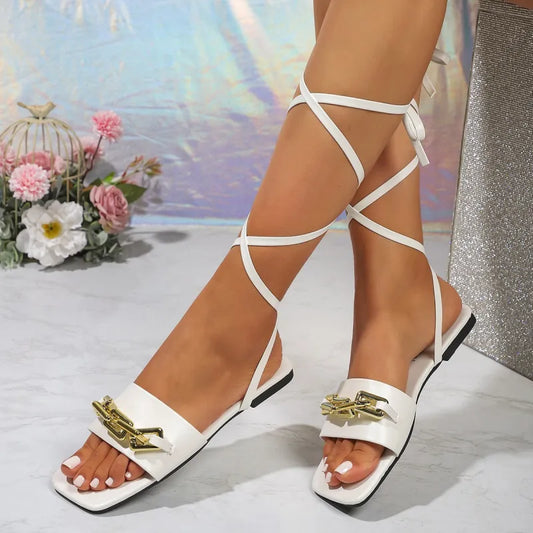 Römersandalen für Damen ⎜ Flache Sommerschuhe mit Schnürung und goldener Kettendeko in moderner Optik