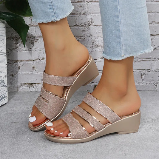 Damen Keilsandalen mit Glitzerriemen ⎜ Elegante Sommerschuhe mit bequemem Absatz und rutschfester Sohle