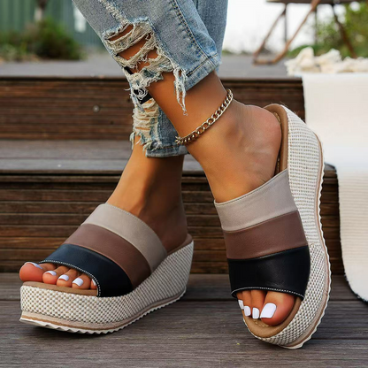 Damen Wedge Sandalen mit Block-Absatz ⎜ Komfortable Plateauslipper mit Farbblock-Design und Riemen