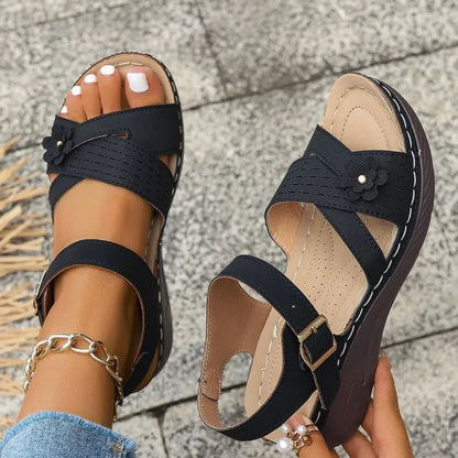Damen Plateau Sandalen mit Blumen ⎜ Bequeme Schuhe mit verstellbarem Riemen und modischem Design