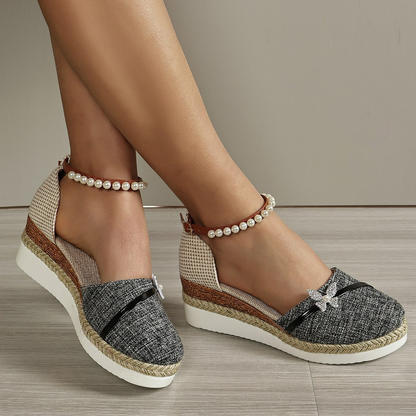 Keilabsatz Sandalen für Damen ⎜ Bequeme Sommerschuhe mit Perlenriemen und geflochtener Sohle