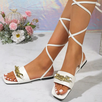 Römersandalen für Damen ⎜ Flache Sommerschuhe mit Schnürung und goldener Kettendeko in moderner Optik