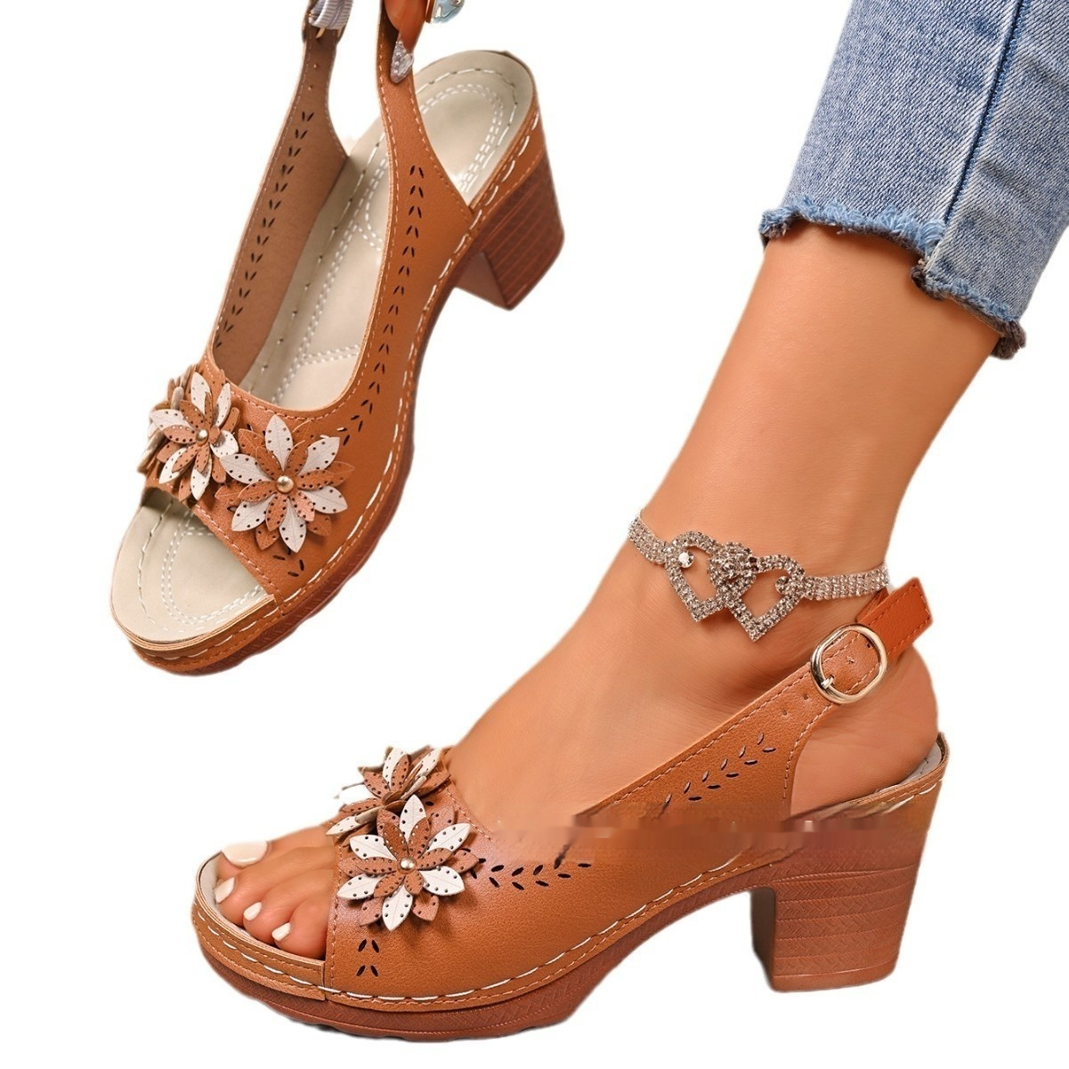 Damen Sommerschuhe mit Absatz ⎜ Bequeme Sandaletten mit Blumenverzierung und verstellbarem Fersenriemen