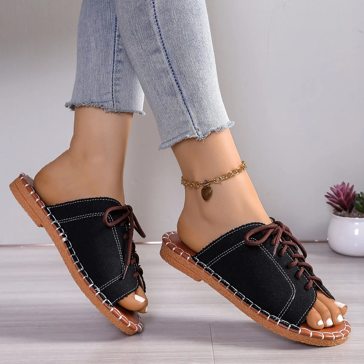 Sommer Slipper für Damen ⎜ Bequeme offene Schuhe mit Denim-Optik und Schnürung für Freizeit und Alltag