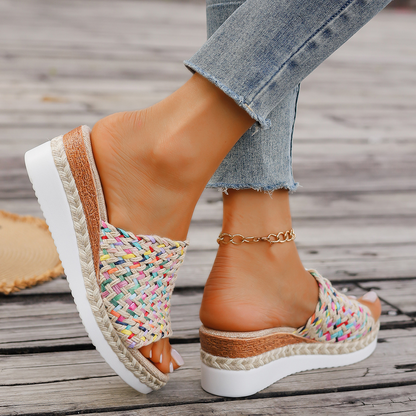 Damen Farbiges Wedge-Slipper-Design ⎜ Bequeme Rutschsichere Sandalen mit Hanfseil-Optik und dickem Absatz