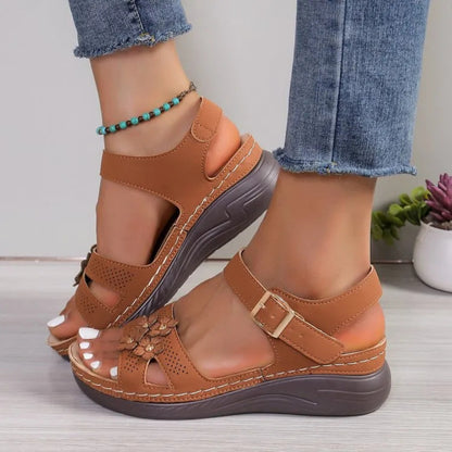 Keilsandalen für Damen ⎜ Bequeme Sommerschuhe mit Blumenapplikation und Rutschfester Sohle für Alltag