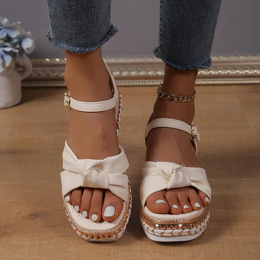Damen Plateau-Sandalen ⎜ Bequeme Sommerschuhe mit Schleife und Verstellbarem Riemen für Alltag & Urlaub