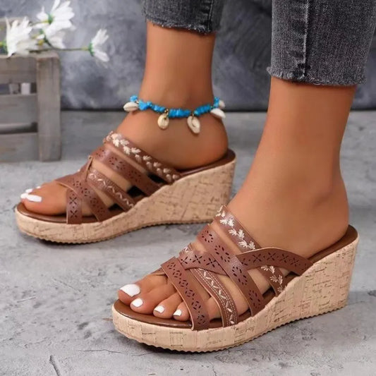 Keilabsatz Sandalen für Damen ⎜ Sommerliche Plateauschuhe mit Stickerei und bequemer Riemchenführung