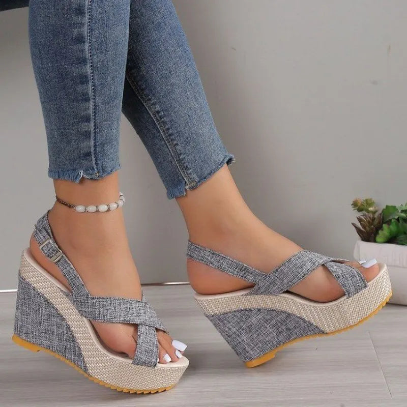 Damen Plateau Keilsandalen mit Riemen ⎜ Bequeme Sommerschuhe in Jeansoptik für Alltag und Freizeit