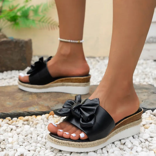 Damen Keilabsatz Slipper ⎜ Bequeme Sommerschuhe mit Schleifendekor und Rutschfester Sohle
